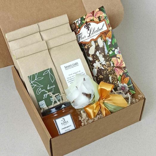 Подарочный набор чая и сладостей для женщины