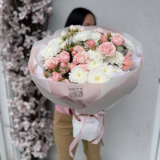 Нежный букет из кустовой розы и хризантемы «Большой выбор букетов в профиле магазина»