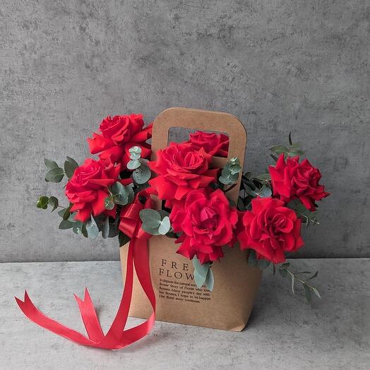 Алые французские розы с эвкалиптом в сумочке