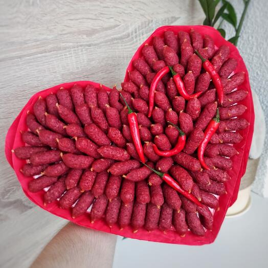 Вкусный букет в форме сердца из сырокопчeных колбасок (M)