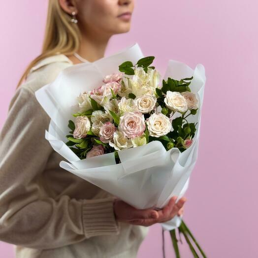 Ramo de rosas arbustivas y alstroemerias