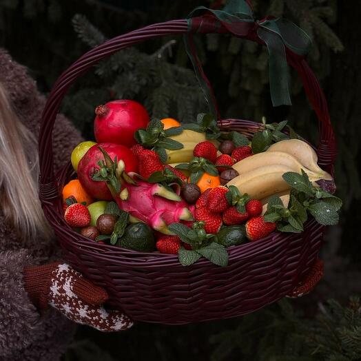 Фруктовый Дед Мороз (подарочная корзина с фруктами, клубникой и зеленью )
