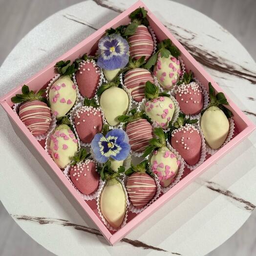 Нежный бокс из 20 ягод в шоколаде