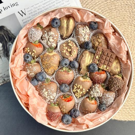 Клубника и финики в молочном шоколаде