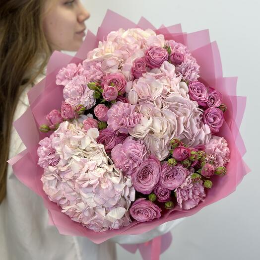 Inspiración del ramo del autor con rosas arbustivas en forma de peonía y hortensias