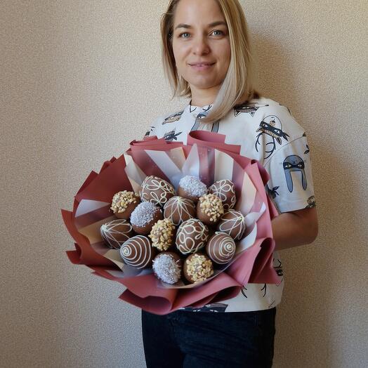 Клубника в шоколаде с ореховой посыпкой