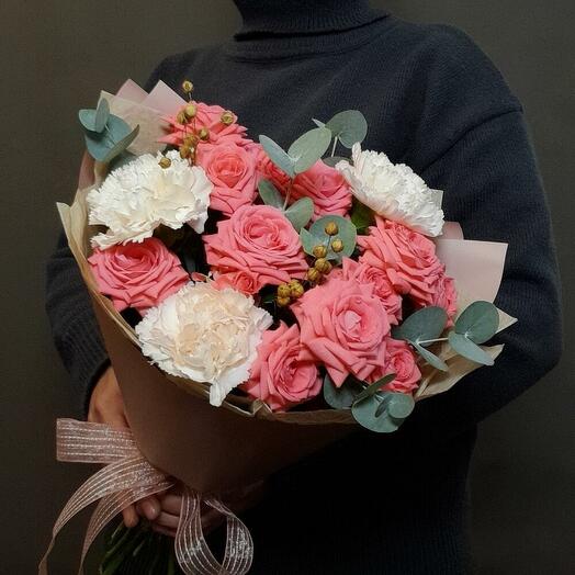 Авторский букет из коралловых кустовых роз и диантуса