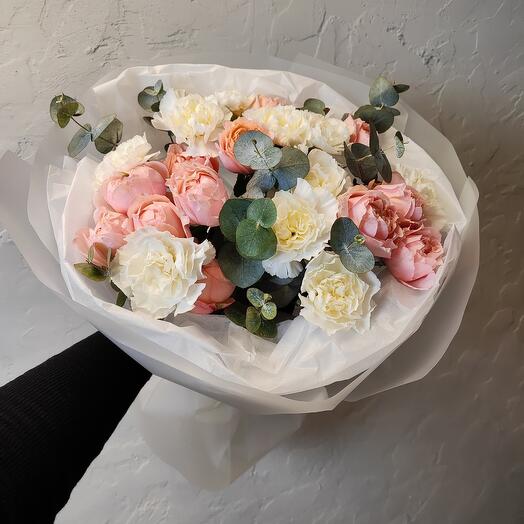 Букет «Джульетта» (Роза пионовидная Джульетта, диантусы, эвкалипт)