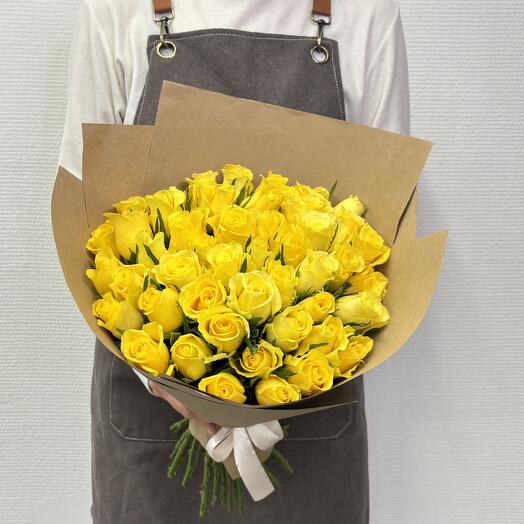 Ramo de flores de 51 rosas amarillas de Kenia en artesanía