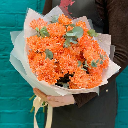 Букет из 5 рыжих хризантем и эвкалипта