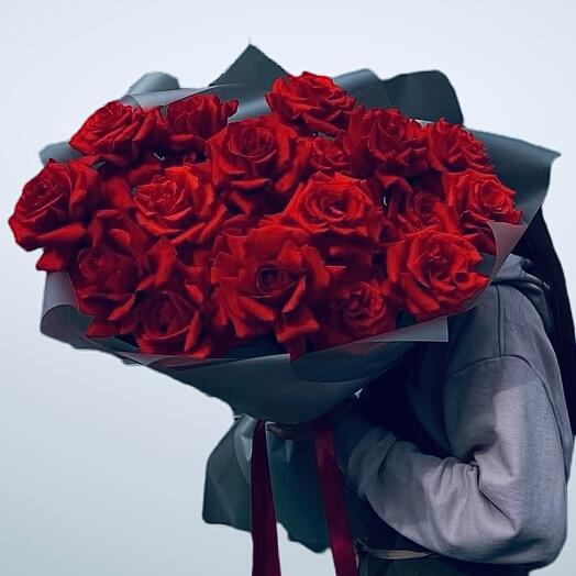 Большой букет бордовых французских роз 19 штук