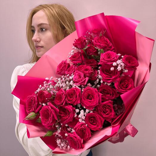 Букет из розовых кустовых роз с гипсофилой «Сладкая малина»
