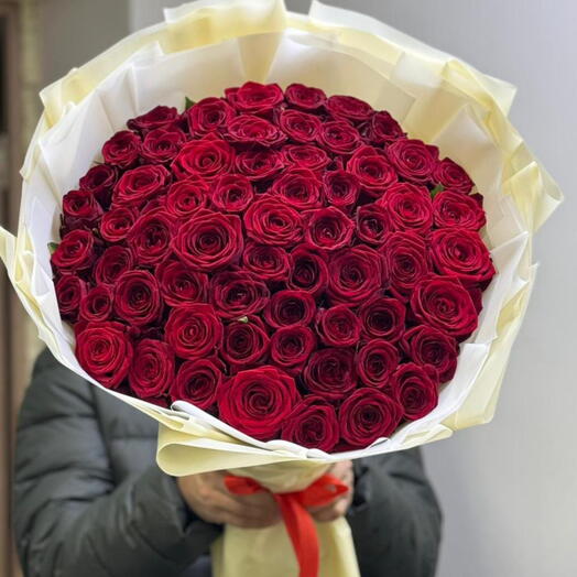 Букет алых роз 55 шт