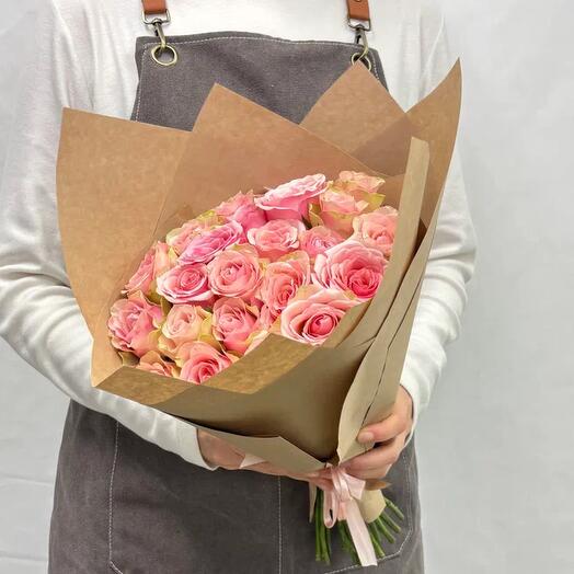 Un ramo de 25 rosas verdes y Rosadas en un paquete artesanal