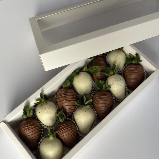 Клубника в белом и молочном шоколаде