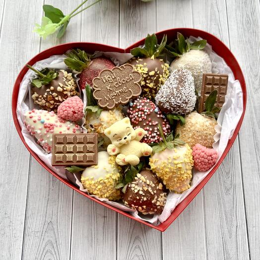 Клубника в нежном бельгийском шоколаде в коробке сердце