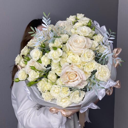 Bouquet of bush roses and roses of Ecuador in a chic design of the "most delicate"