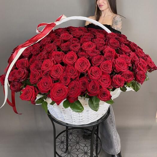 Корзина с цветами/ красные розы