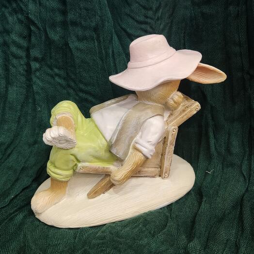 Пасхальный кролик в кресле