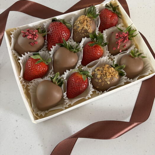 Клубника в шоколаде и без 🍫