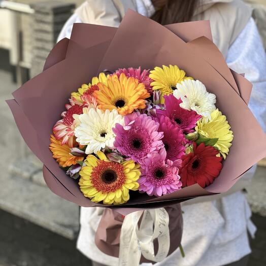 Букет с герберами и альстромерией