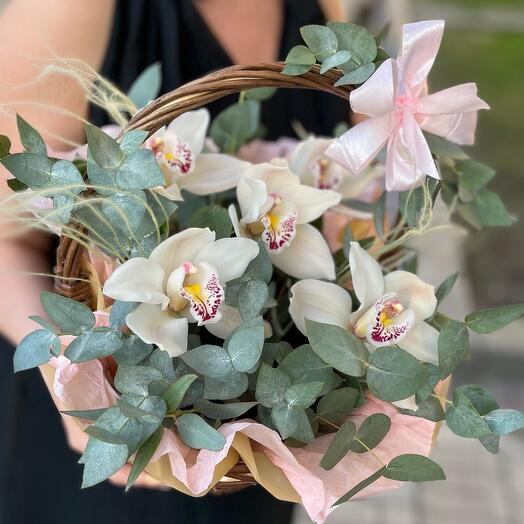 Белая орхидея в корзине с эвкалиптом и сухоцветами