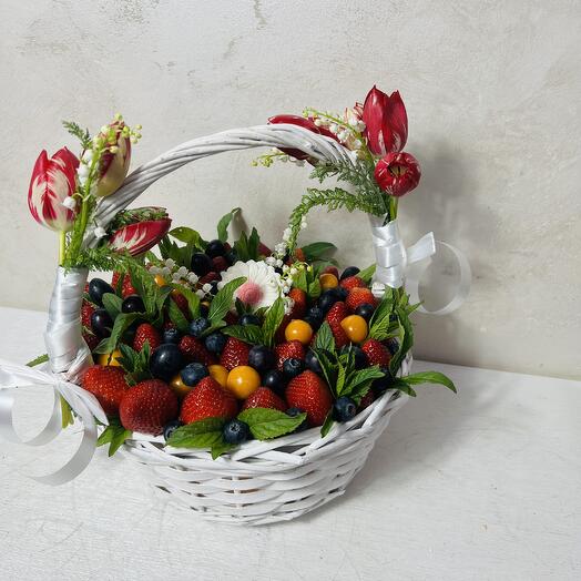 Клубника , физалис ,виноград и голубика в корзине