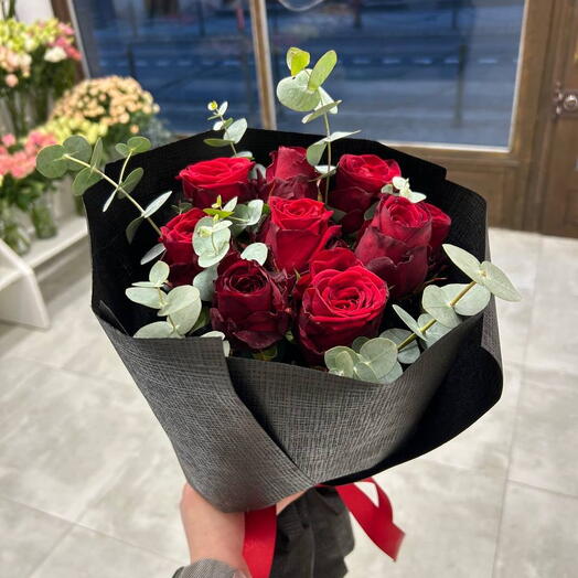 Rose rosse con eucalipto