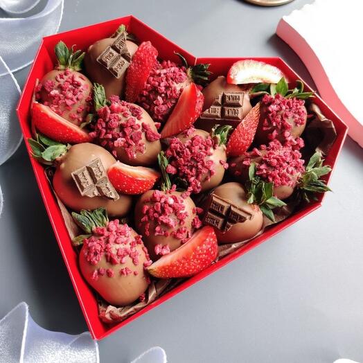 Клубника в шоколаде в коробке сердце для любимой