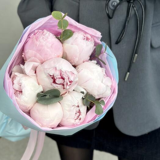 Пионы Сара Бернар розовые с эвкалиптом 7 шт