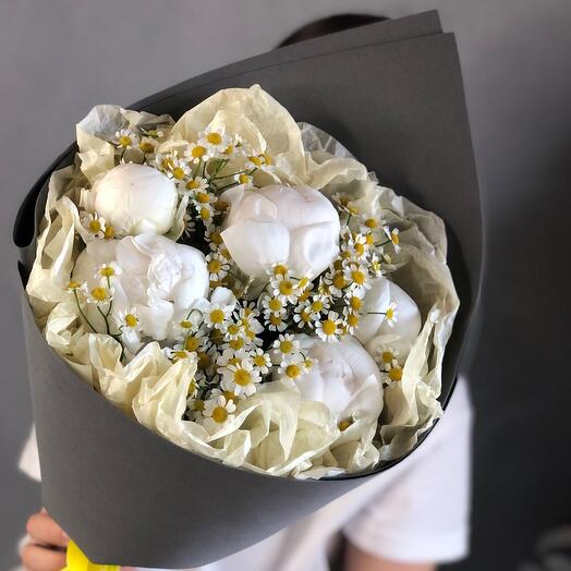 Легкость мечты с пионами и ромашками