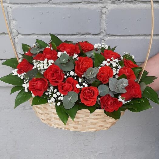Корзина с красными розами