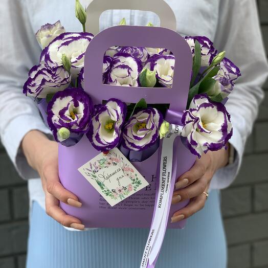 Цветы в сумке с эустомой💜