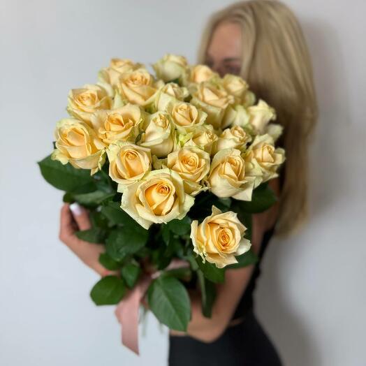 Нежный букет из 21 розочки