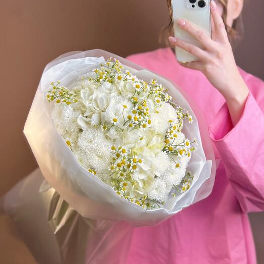 Белый букет с ромашками, хризантемой и гортензиями, размер L