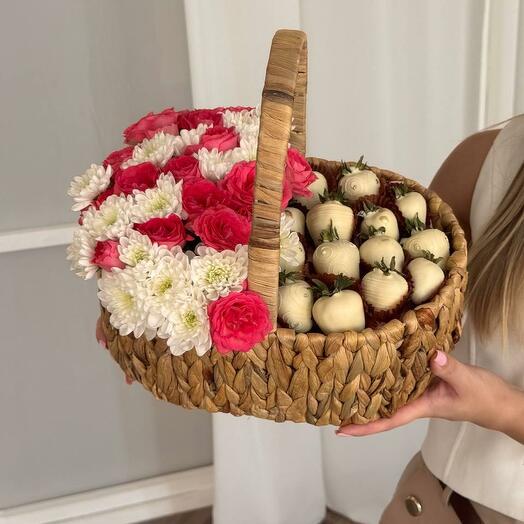 Корзина цветы+клубника