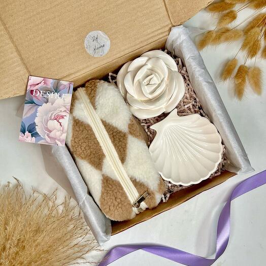 Подарочный набор на день рождения  подруге , маме  , ручная работа  ( свеча ароматическая роза , косметичка , подставка )