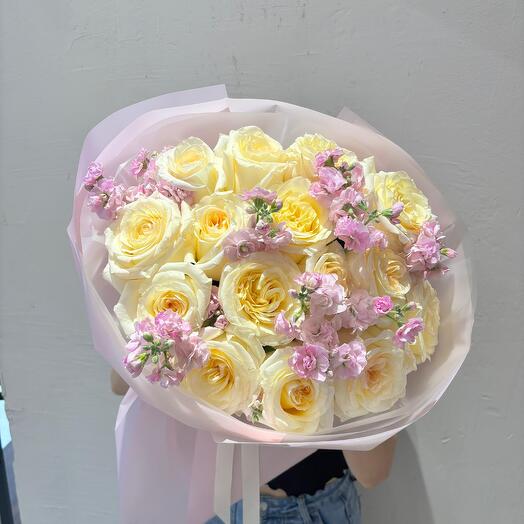 Ароматный букет из пионовидных роз и маттиолы