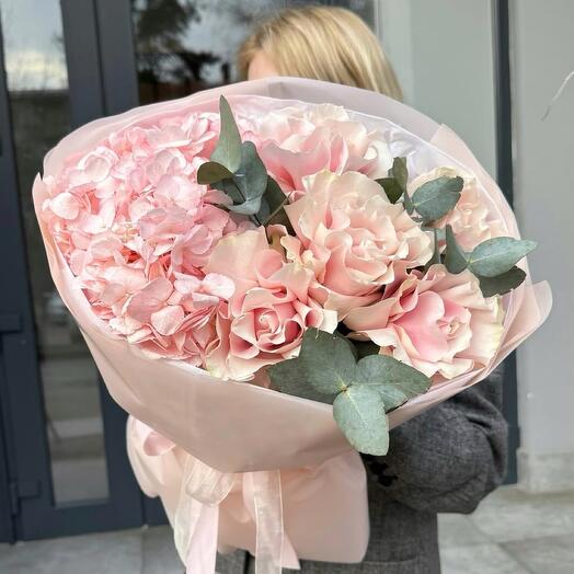 Гортензия и французские розы Пинк Мондиаль в дизайнерском оформлении