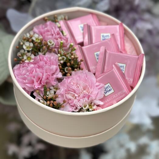 Композиция с конфетами и цветами ( диантусы и хамелациум)