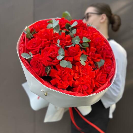 Букет из французской красной розы Нина 19 шт с эвкалиптом