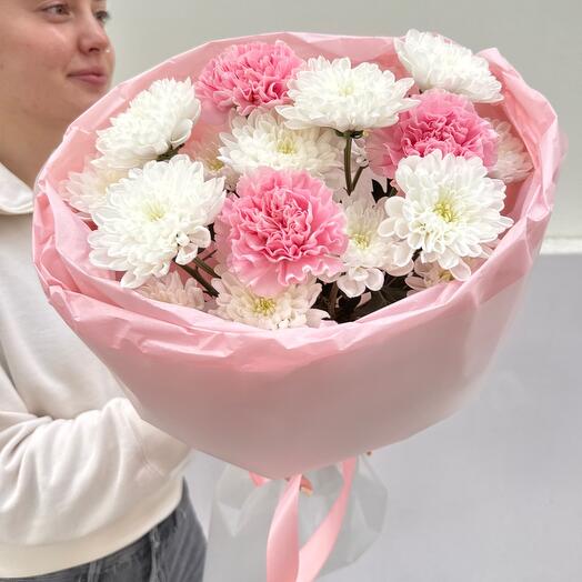 Букетик кустовой хризантемы и розовых диантусов