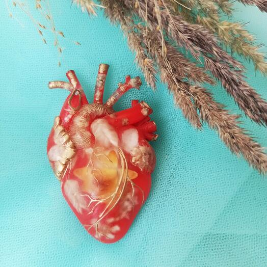 Брошь из эпоксидной смолы "Сердце"