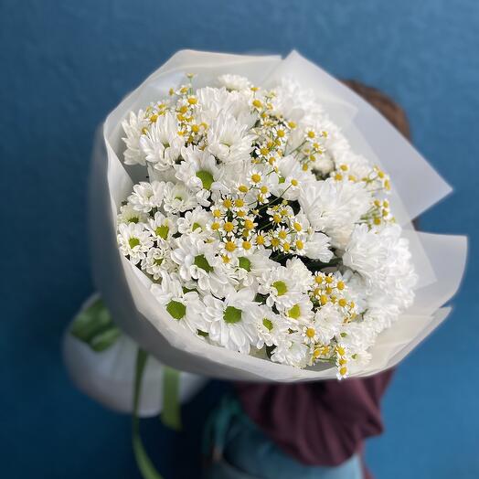 Супер стойкий летний букет из ромашек, кустовых хризантем и сантини