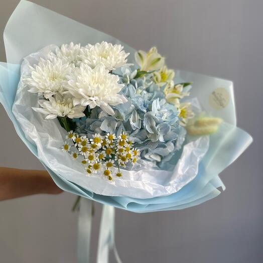 Букет с гортензией, альстромерией, ромашкой, хризантемой