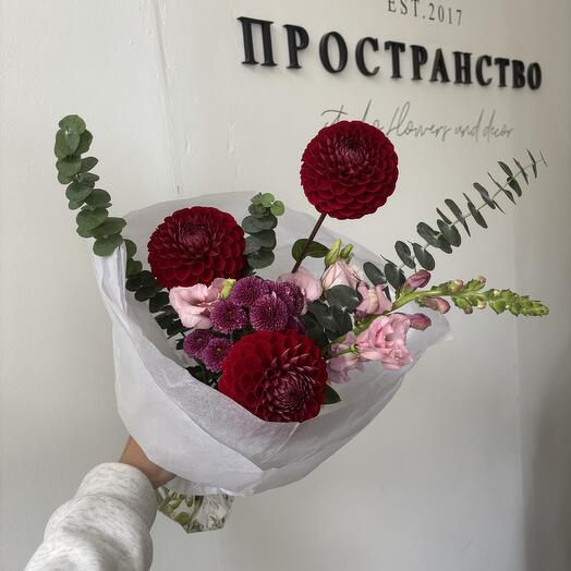 Яркий букет с георгинами для любимого учителя