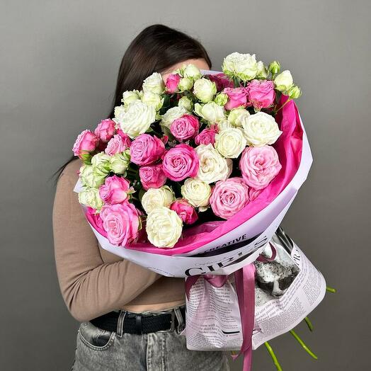 Букет с кустовой ( пион.) розой