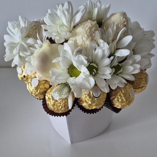 Композиция из клубники в шоколаде, белой хризантемы и конфет "Ферреро Роше"