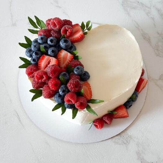 Торт -сердце с ягодами