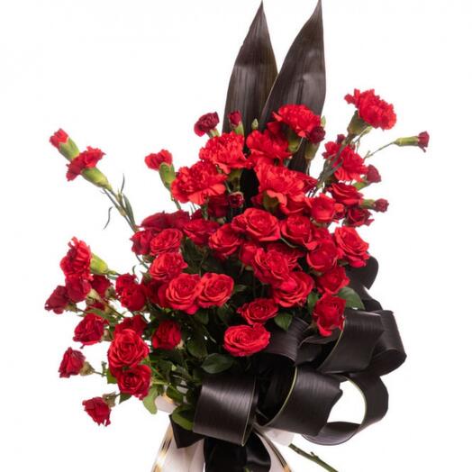 Букет из красной розы и красной гвоздики. Траурный букет